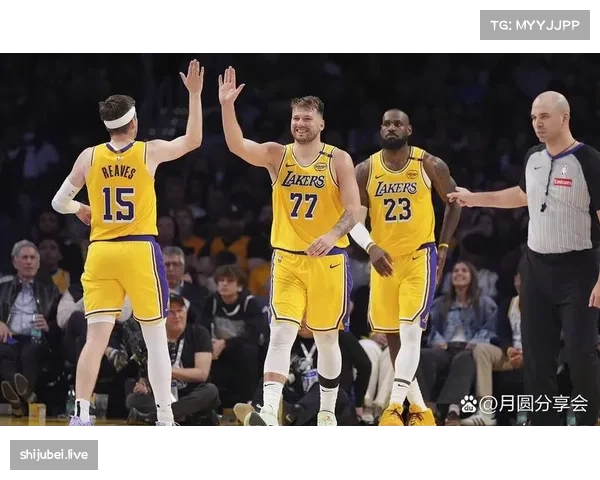 里夫斯与兰德尔对决首节表现抢眼，湖人尼克斯拉开序幕